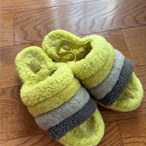 UGG Fluff Yeah Sandals / Slides, size 9
